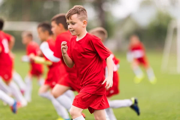 Futebol infantil jogadores de crianças que se exercitam antes do jogo — Fotografia de Stock