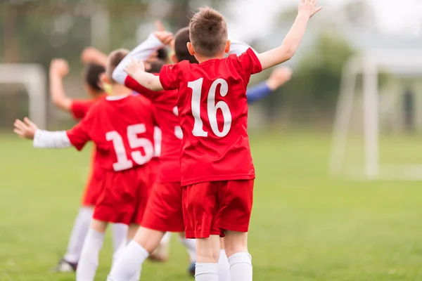 Fútbol infantil - niños jugadores haciendo ejercicio antes del partido —  Fotos de Stock