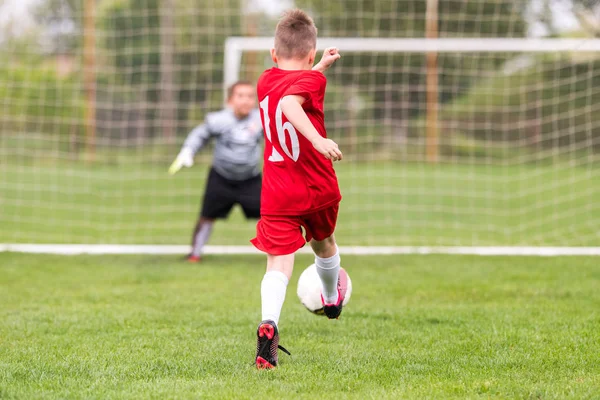 Děti fotbal fotbal - děti hráči zápas na fotbalovém hřišti — Stock fotografie