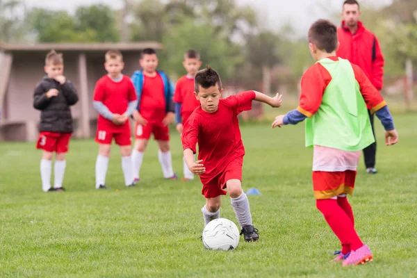 Çocuklar futbol futbol - futbol sahası üzerinde çocuk oyuncular maç — Stok fotoğraf