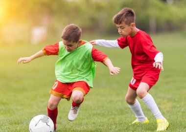 Çocuklar futbol futbol - futbol sahası üzerinde çocuk oyuncular maç 