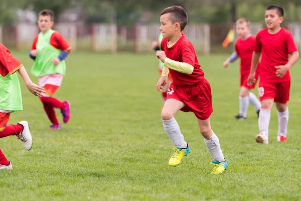 Gyerekek labdarúgás labdarúgó - gyermekek játékos mérkőzés futballpályán — Stock Fotó