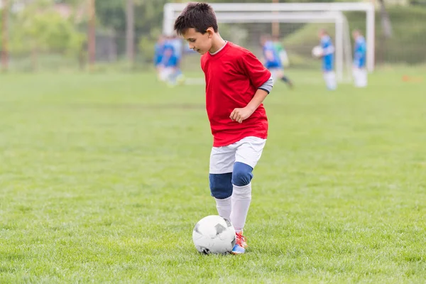 Futebol infantil - crianças jogadores jogo no campo de futebol — Fotografia de Stock