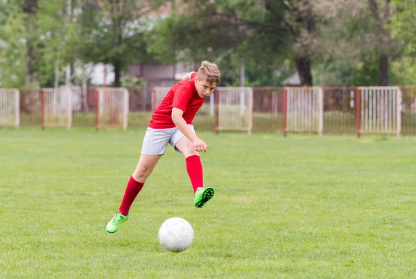 Děti fotbal fotbal - děti hráči zápas na fotbalovém hřišti — Stock fotografie