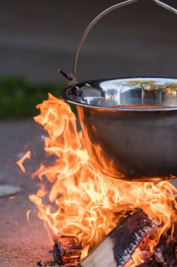 Su ısıtıcısı doğada yemek yanıyor