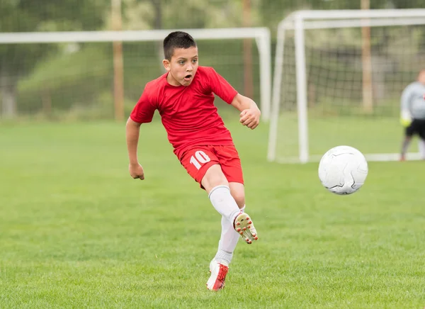 子供 - サッカー選手にサッカーのフィールドで一致 — ストック写真