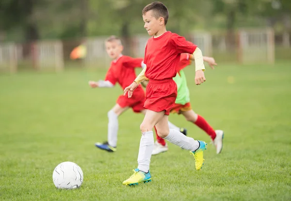 Děti fotbal fotbal - děti hráči zápas na fotbalovém hřišti — Stock fotografie