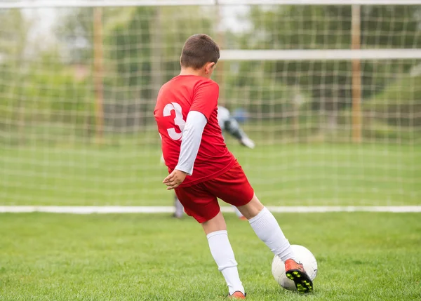 Çocuklar futbol futbol - futbol sahası üzerinde çocuk oyuncular maç — Stok fotoğraf