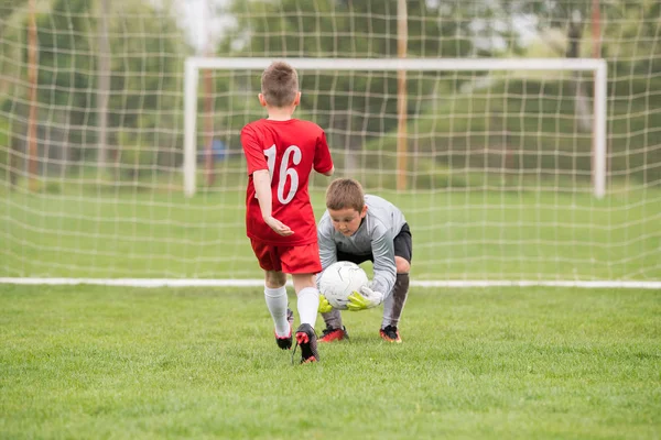 Děti fotbal fotbal - děti hráči zápas na fotbalovém hřišti — Stock fotografie