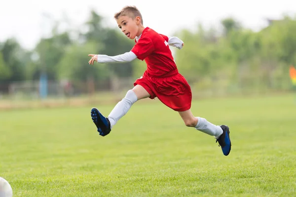 Barnen fotboll fotboll - barn spelare match på fotbollsplan — Stockfoto