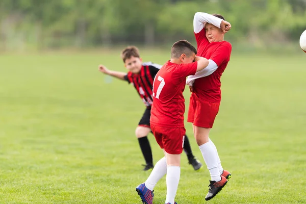 Děti fotbal fotbal - děti hráči zápas na fotbalovém hřišti — Stock fotografie