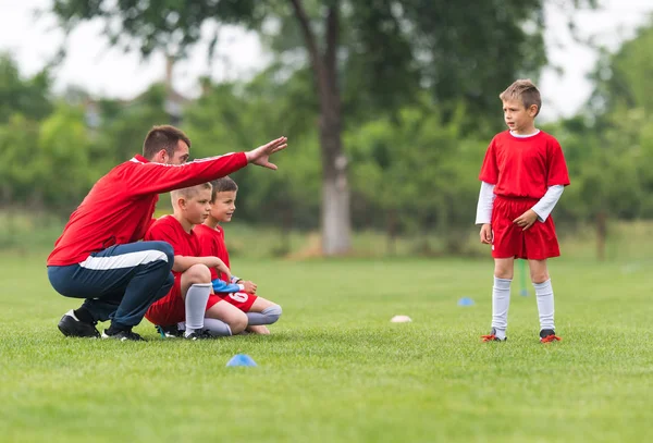 Детский футбол - детские игры на футбольном поле — стоковое фото