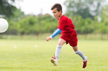 Çocuklar futbol futbol - futbol sahası üzerinde çocuk oyuncular maç 