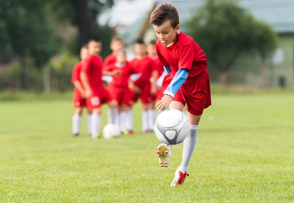 Çocuklar futbol futbol - futbol sahası üzerinde çocuk oyuncular maç — Stok fotoğraf