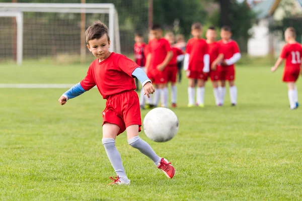 Gyerekek labdarúgás labdarúgó - gyermekek játékos mérkőzés futballpályán — Stock Fotó