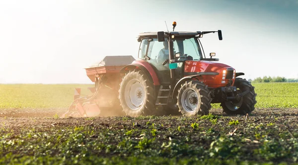 Çiftçi tohum - tarımsal alan bitkileri Ekim traktör ile — Stok fotoğraf