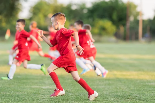 Fútbol infantil - niños jugadores haciendo ejercicio antes del partido — Foto de Stock