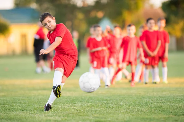 Ποδόσφαιρο Ποδόσφαιρο τα παιδιά - τα παιδιά οι παίκτες αγώνα σε γήπεδο ποδοσφαίρου — Φωτογραφία Αρχείου