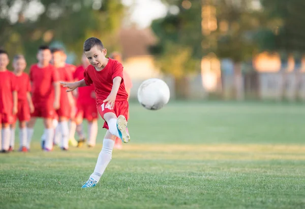 Barnen fotboll fotboll - barn spelare tränar innan match — Stockfoto
