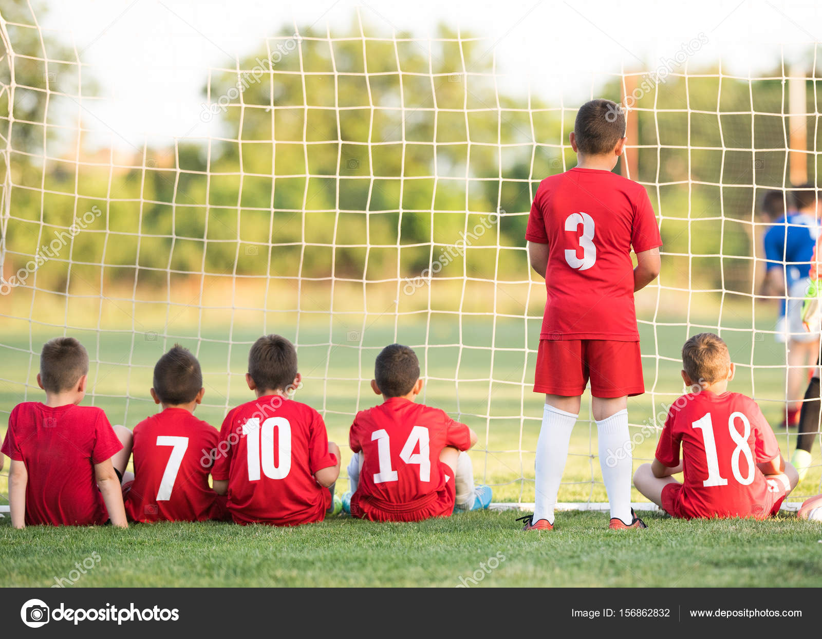 Começando O Jogo De Futebol Com Crianças Foto de Stock - Imagem de