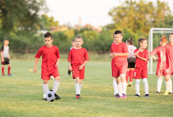 Çocuklar futbol futbol - çocuk oyuncu maçtan önce egzersiz — Stok fotoğraf