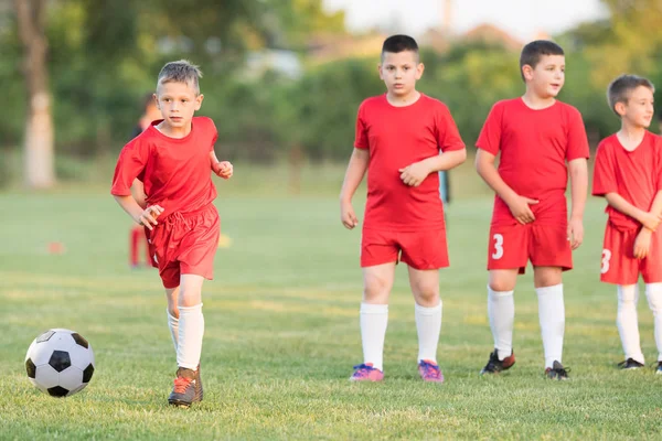 Calcio per bambini - i giocatori per bambini giocano sul campo da calcio — Foto Stock