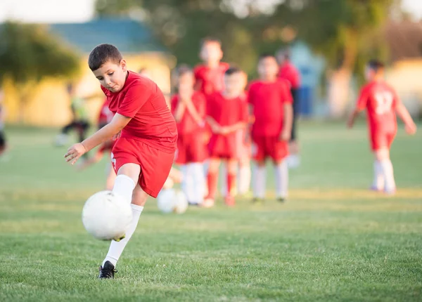 Fútbol de niños - partido de jugadores de niños en el campo de fútbol — Foto de Stock