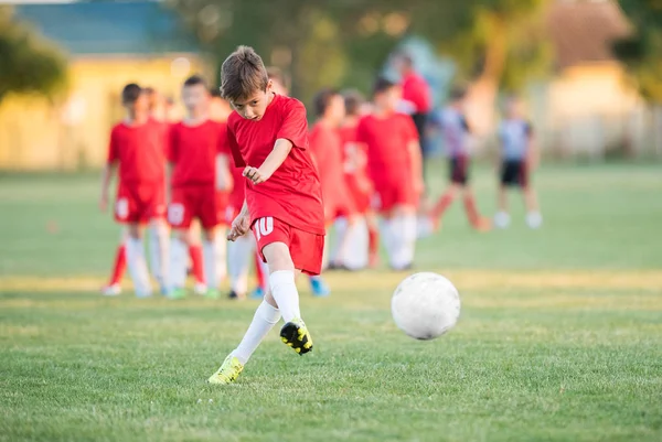 Barnen fotboll fotboll - barn spelare match på fotbollsplan — Stockfoto