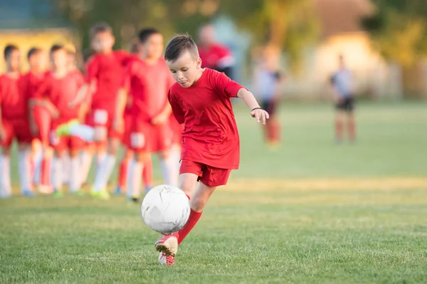 Gyerekek labdarúgás labdarúgó - gyermekek játékos mérkőzés futballpályán — Stock Fotó