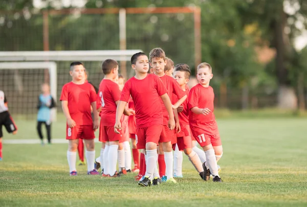Kinderen voetbal voetbal - kinderen spelers oefenen voordat wedstrijd — Stockfoto