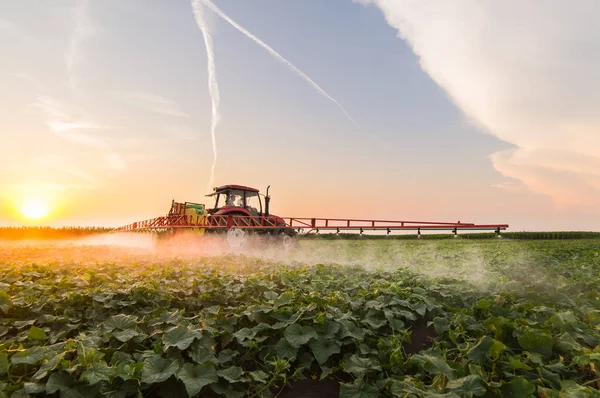Bahar sebze alana püskürtme traktör — Stok fotoğraf