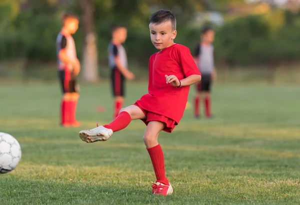 Děti fotbal fotbal - děti hráči zápas na fotbalovém hřišti — Stock fotografie