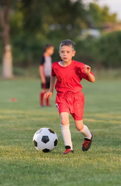 Futebol infantil - crianças jogadores jogo no campo de futebol — Fotografia de Stock