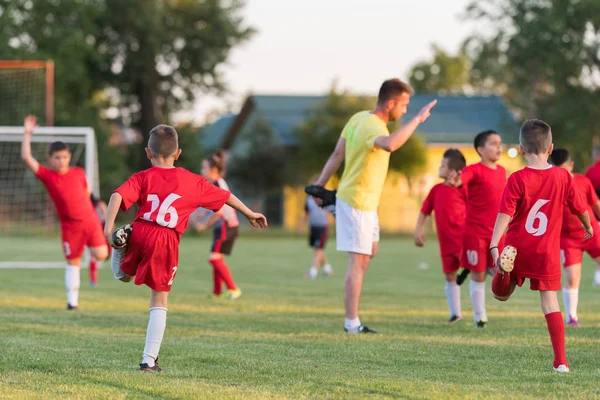 Barnen fotboll fotboll - barn spelare tränar innan match — Stockfoto