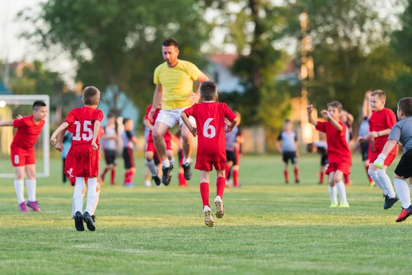 Barnen fotboll fotboll - barn spelare tränar innan match — Stockfoto