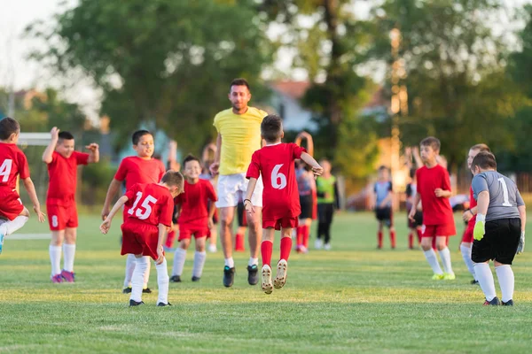 キッズ サッカー - 子供のプレイヤー マッチの前に運動 — ストック写真