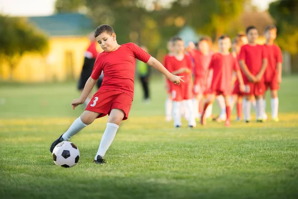 Barnen fotboll fotboll - barn spelare match på fotbollsplan — Stockfoto