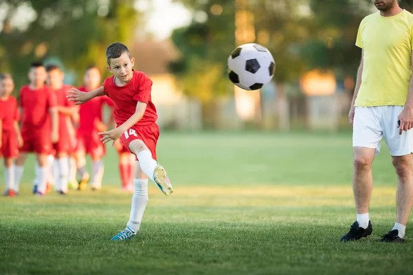 Fútbol de niños - partido de jugadores de niños en el campo de fútbol —  Fotos de Stock