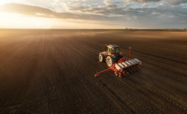 Traktör tohum ile çiftçi