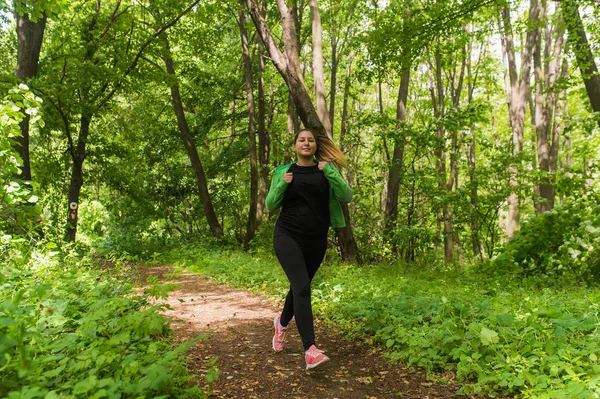 女孩穿着运动服和运行于山地森林中 — 图库照片