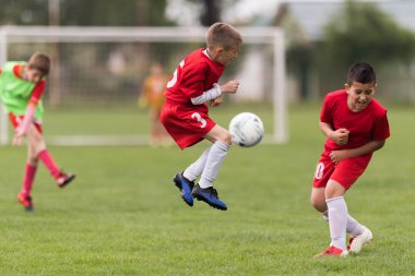 Çocuklar futbol futbol - futbol sahası üzerinde çocuk oyuncular maç 