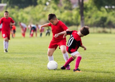 Çocuklar futbol futbol - futbol sahası üzerinde çocuk oyuncular maç 