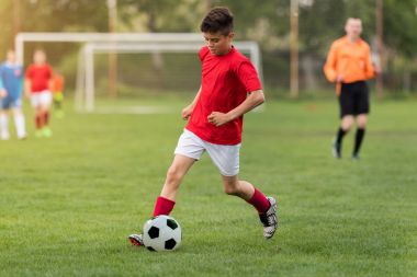 Çocuklar futbol futbol - futbol sahası üzerinde çocuk oyuncular maç 