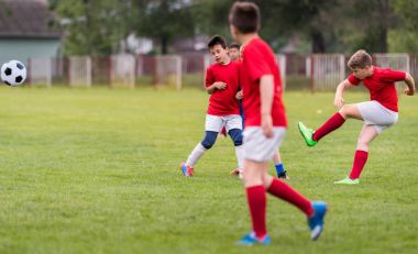 Çocuklar futbol futbol - futbol sahası üzerinde çocuk oyuncular maç 
