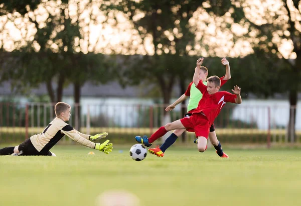 Děti fotbal fotbal - děti hráči zápas na fotbalovém hřišti — Stock fotografie