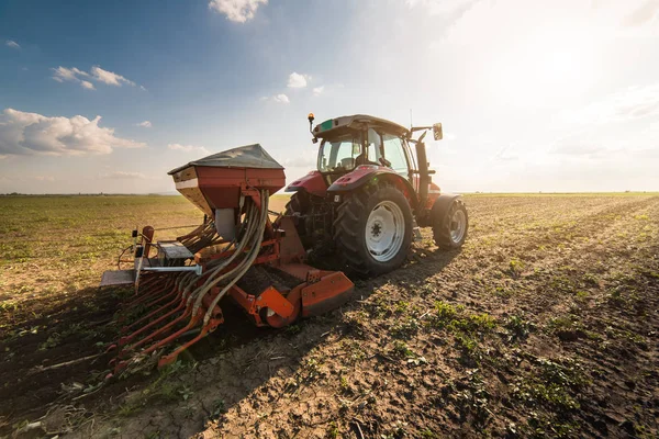 Tractor rociando el campo de soja en primavera —  Fotos de Stock