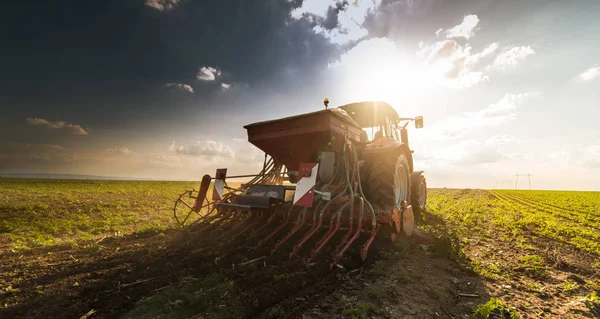 Trator pulverizando campo de soja na primavera — Fotografia de Stock