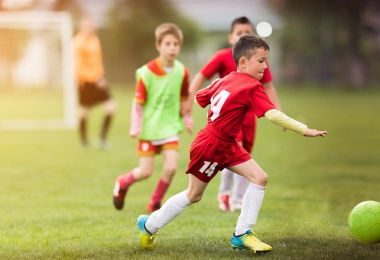 Çocuklar futbol futbol - futbol sahası üzerinde çocuk oyuncular maç 
