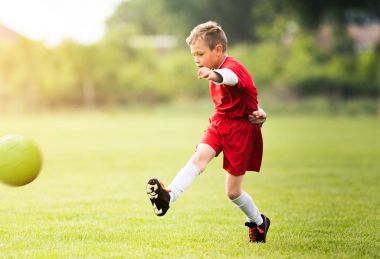 Çocuklar futbol futbol - futbol sahası üzerinde çocuk oyuncular maç 