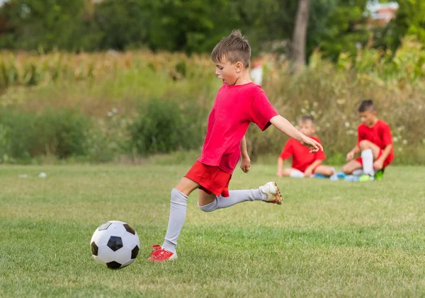 Dzieci piłka nożna - dzieci graczy meczu na boisko do piłki nożnej — Zdjęcie stockowe